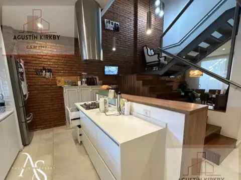 Casa en Venta con 2 cocheras