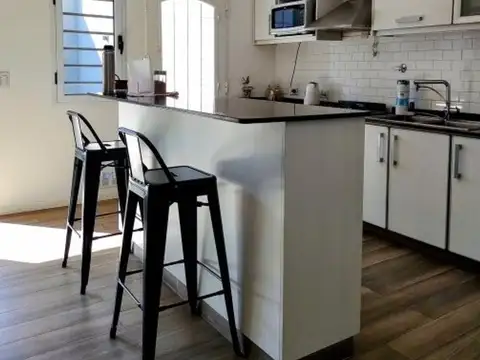 MODERNA CASA EN EXCELENTE ESTADO Y UBICACION DE LOMAS!