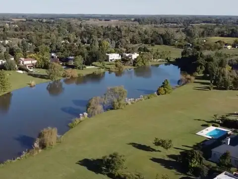 Terreno sobre laguna en Club de Campo San Francisco