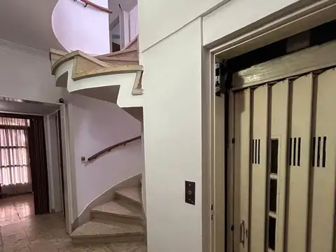 Casa 8 ambientes con 2 baños
