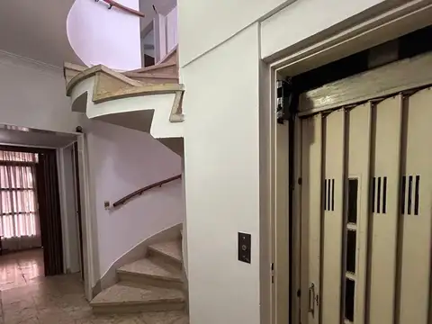 Casa 8 ambientes con 2 baños