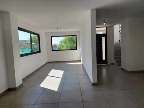 Casa 6 ambientes con 4 baños