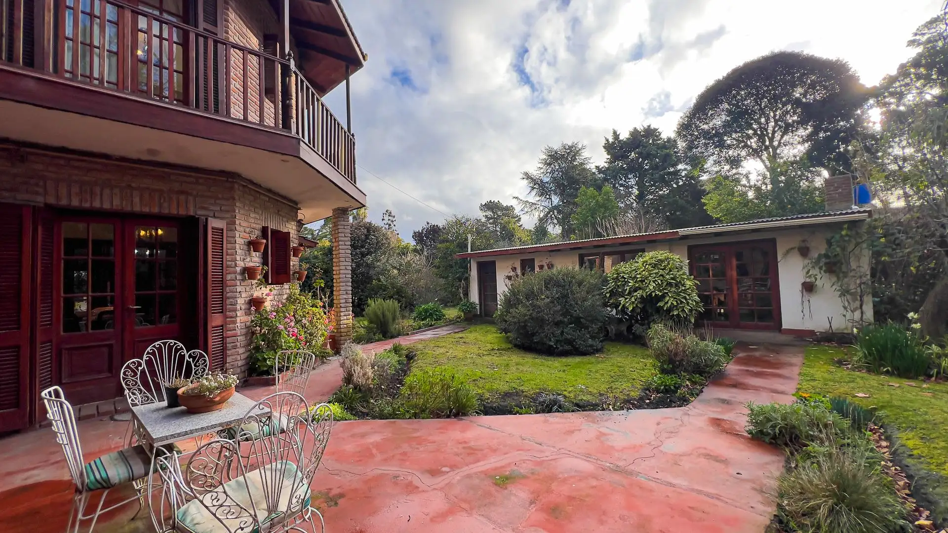 Chalet de Categoría en Ladrillo a la Vista sobre 3 Lotes