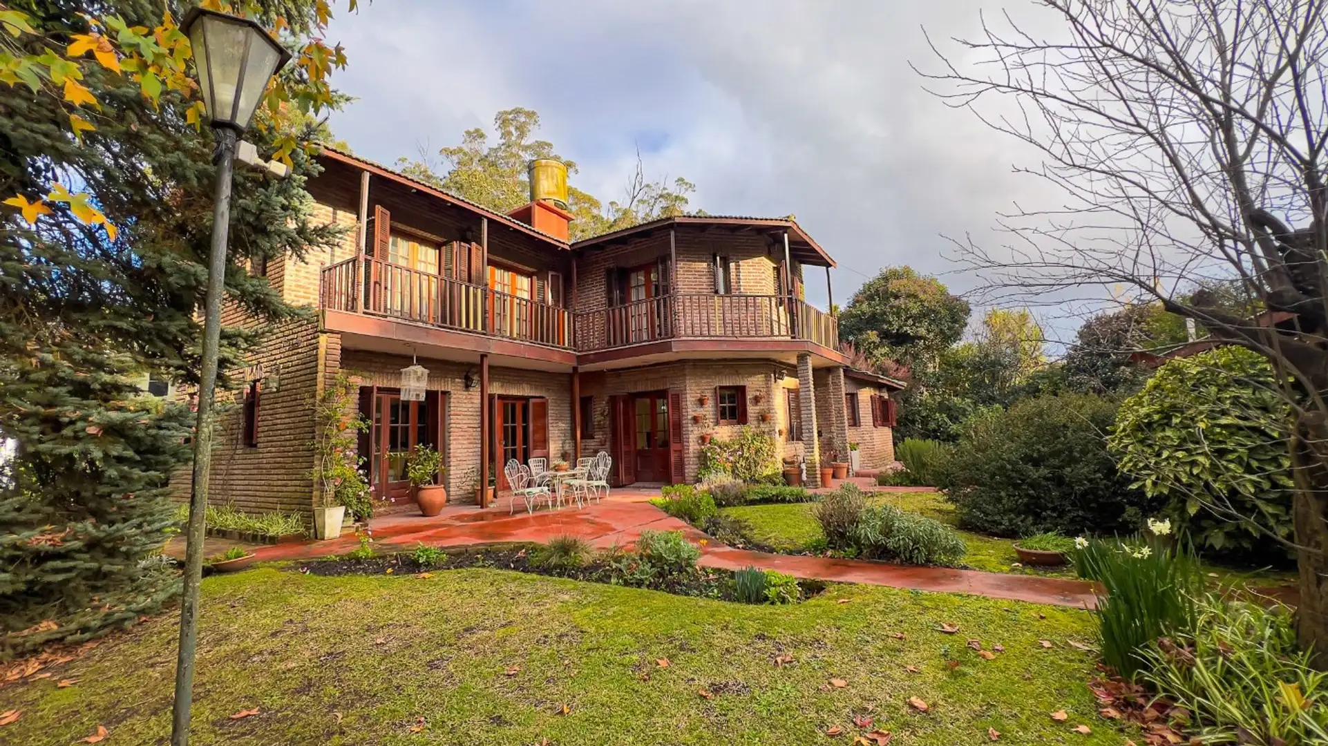 Chalet de Categoría en Ladrillo a la Vista sobre 3 Lotes