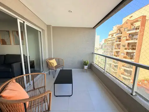 Excelente semipiso de 4 ambientes con palier privado, balcón aterrazado, suite con vestidor, cochera y baulera