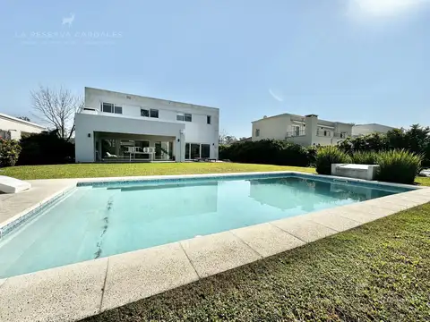 Casa en Venta con 2 cocheras