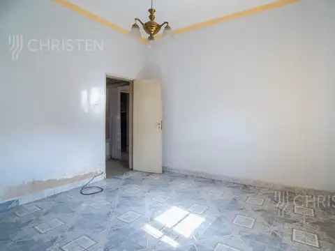 Casa 8 ambientes con 2 baños