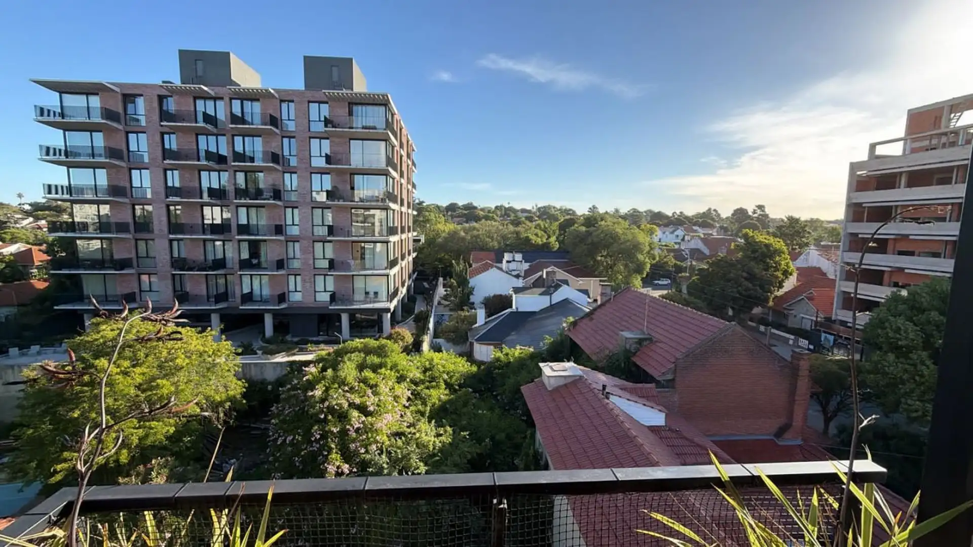 Departamento en venta en semipiso de 3 ambientes con cochera, balcón y terraza - Chauvín