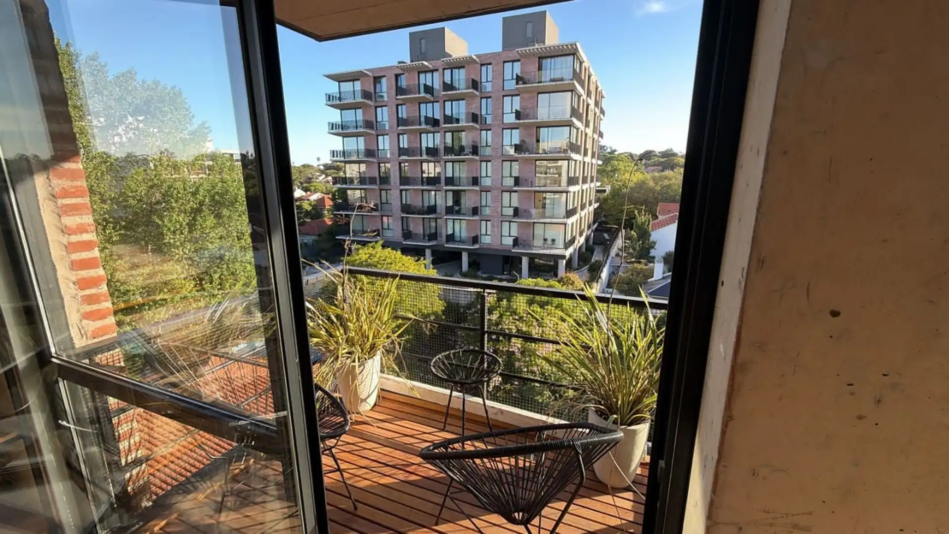 Departamento en venta en semipiso de 3 ambientes con cochera, balcón y terraza - Chauvín