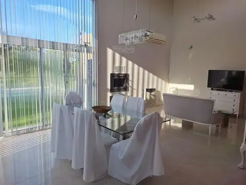 Casa 5 ambientes con 4 baños