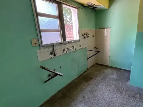 CASA TRES DORMITORIOS BARRIO ROMA