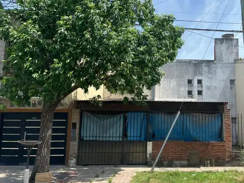 CASA TRES DORMITORIOS BARRIO ROMA