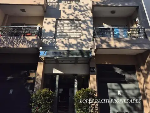 Alquiler monoambiente amplio, balcón y cochera en Lanusita.