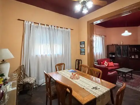 Casa 6 ambientes con 2 baños