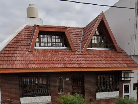 EXCELENTE CASA CHALET 4 AMB TERRAZA Y LAVADERO