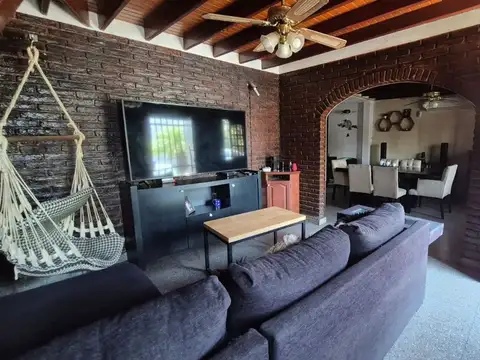 EXCELENTE CASA CHALET 4 AMB TERRAZA Y LAVADERO