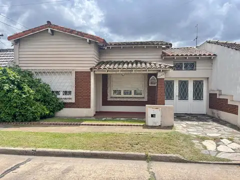 Castelar Norte, Chalet tradicional con gran Lote
