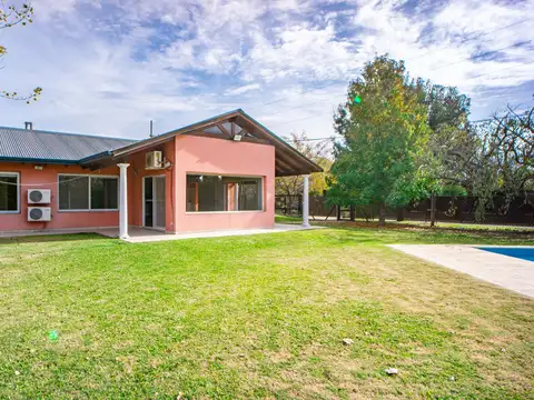 EN VENTA - CASA DOS ROMITORIOS CON JARDIN Y PILETA - FUNES, GARITA 18.