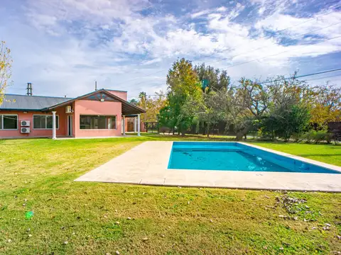 EN VENTA - CASA DOS ROMITORIOS CON JARDIN Y PILETA - FUNES, GARITA 18.
