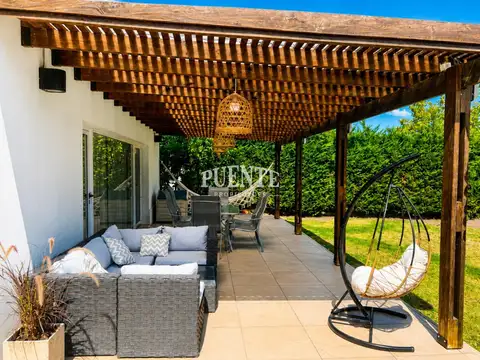 Casa en Alquiler con 2 cocheras