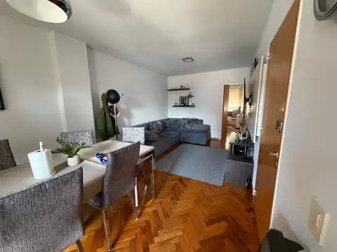 Departamento de dos dormitorio con cochera en el centro