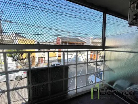 DEPARTAMENTO MONO AMBIENTE AL FRENTE. C/ ascensor.