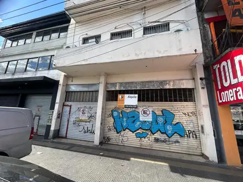 Local s/ Av. Mitre amplio frente c/ doble altura
