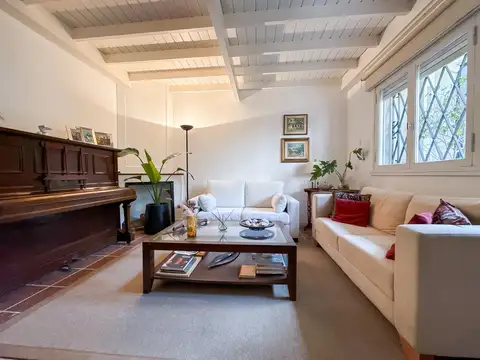 Casa en Venta de 2 Plantas con Gran Playroom y Jardín - Vicente López