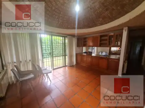 Casa 13 ambientes con 2 baños