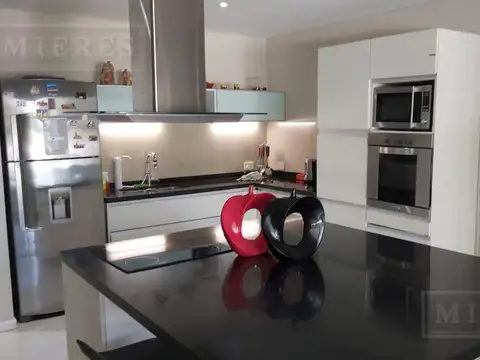 Casa 6 ambientes con 2 baños