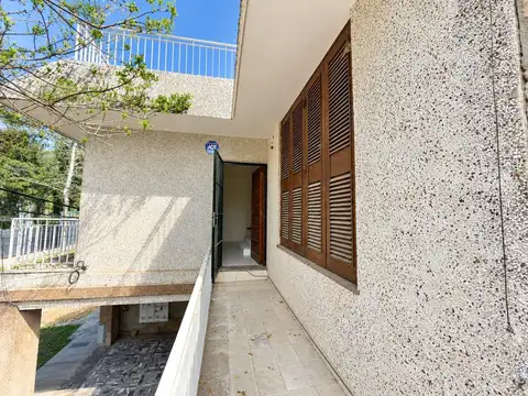 VENTA CASA EN PLANTA ALTA DOS DORMITORIOS B. MILITAR