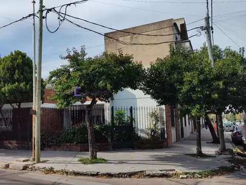 Excelente casa de 4 ambientes ubicada en esquina con patio, cochera y terraza