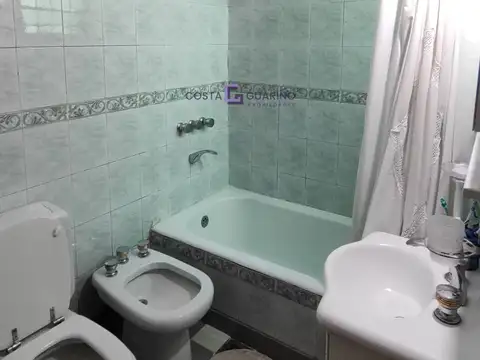 Excelente casa de 4 ambientes ubicada en esquina con patio, cochera y terraza