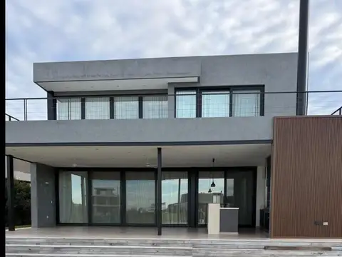 Casa al lago en el barrio Costas