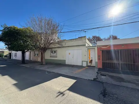 Casa de 3 dormitorios con cochera a reciclar, barrio Azcuenaga.-