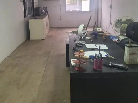 Importante Galpón en esquina, Villa Elvira