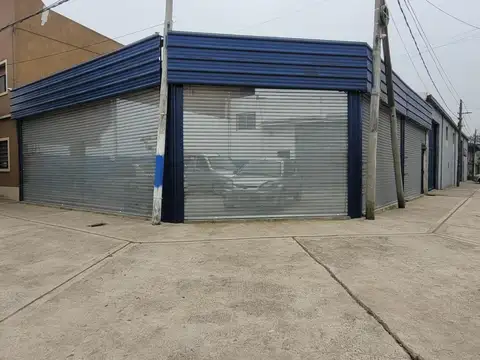 Importante Galpón en esquina, Villa Elvira