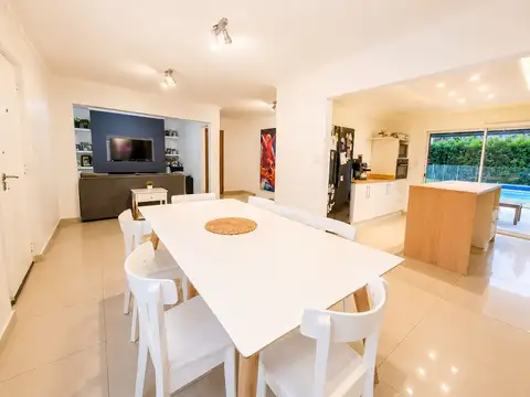 Casa en Venta con 3 cocheras