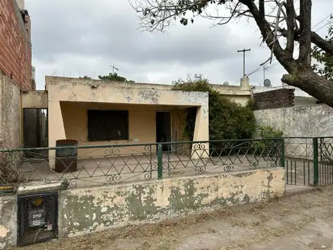 Casa  en venta en Gregorio De Laferrere a 300 mts de Avda. Luro