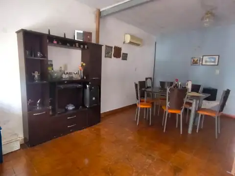 Casa 6 ambientes con 2 baños