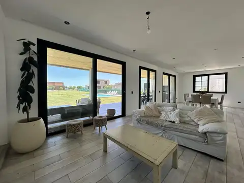Venta Casa 5 Dormitorios en Vida Club de Campo Barrio Privado-Funes