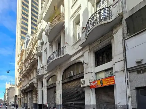 Local sobre vía pública, con entre-piso y sótano