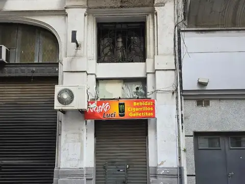 Local sobre vía pública, con entre-piso y sótano