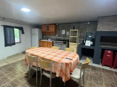 Casa en alquiler de 1 dormitorio con pileta y patio amplio
