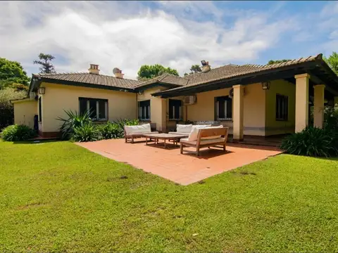 Casa 6 ambientes con 4 baños