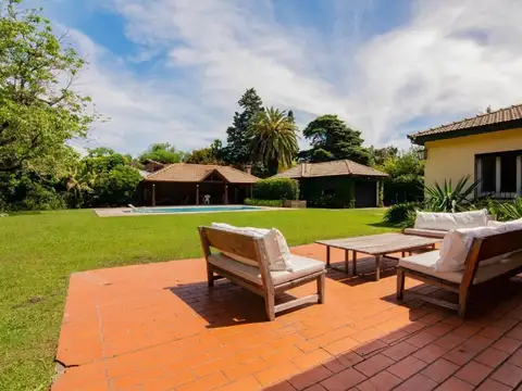 Casa en Venta con 2 cocheras