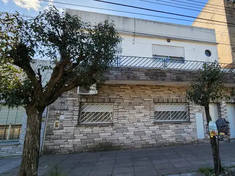 IDEAL 2 FAMILIAS, CASA 3 AMB CON PATIO EN PLANTA BAJA + CASA 3 AMB CON PATIO EN PLANTA ALTA  