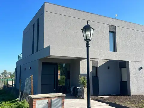 Casa Chalet  en Venta en Santa Sofía, Pilar del Este, Pilar