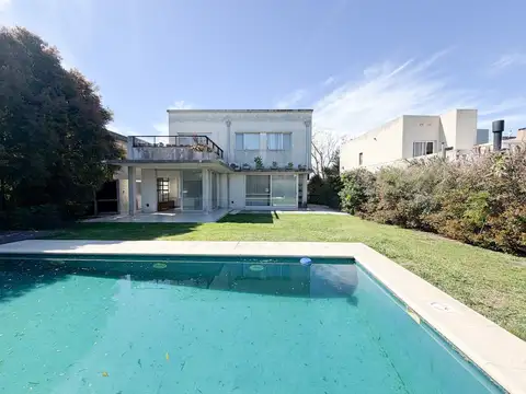 IMPECABLE CASA EN VENTA LOTE INTERNO