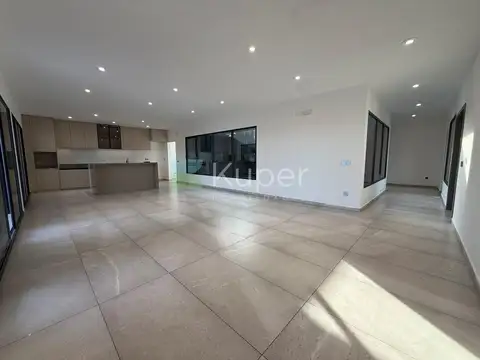VENTA CASA EL NAUDIR  4 AMBIENTES Y PILETA